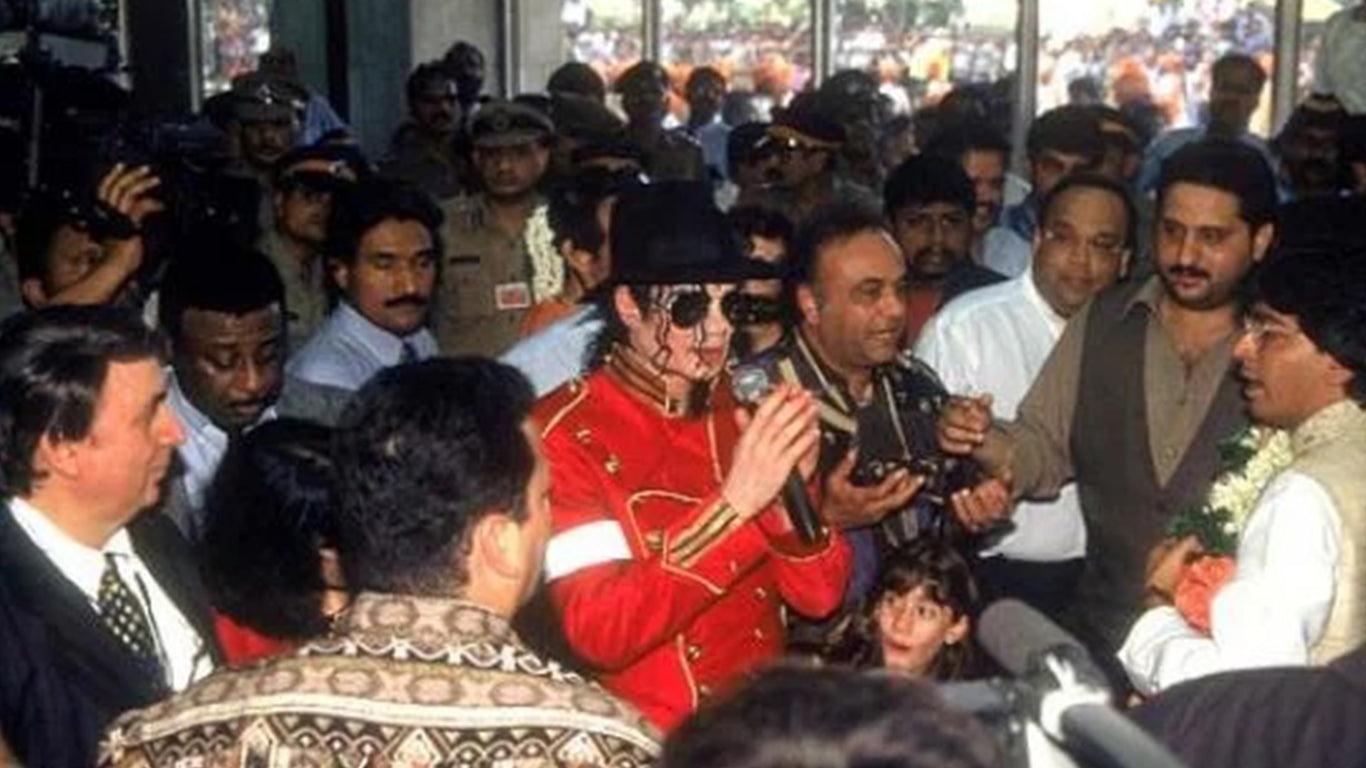 Michael Jackson greeting fans at Mumbai
