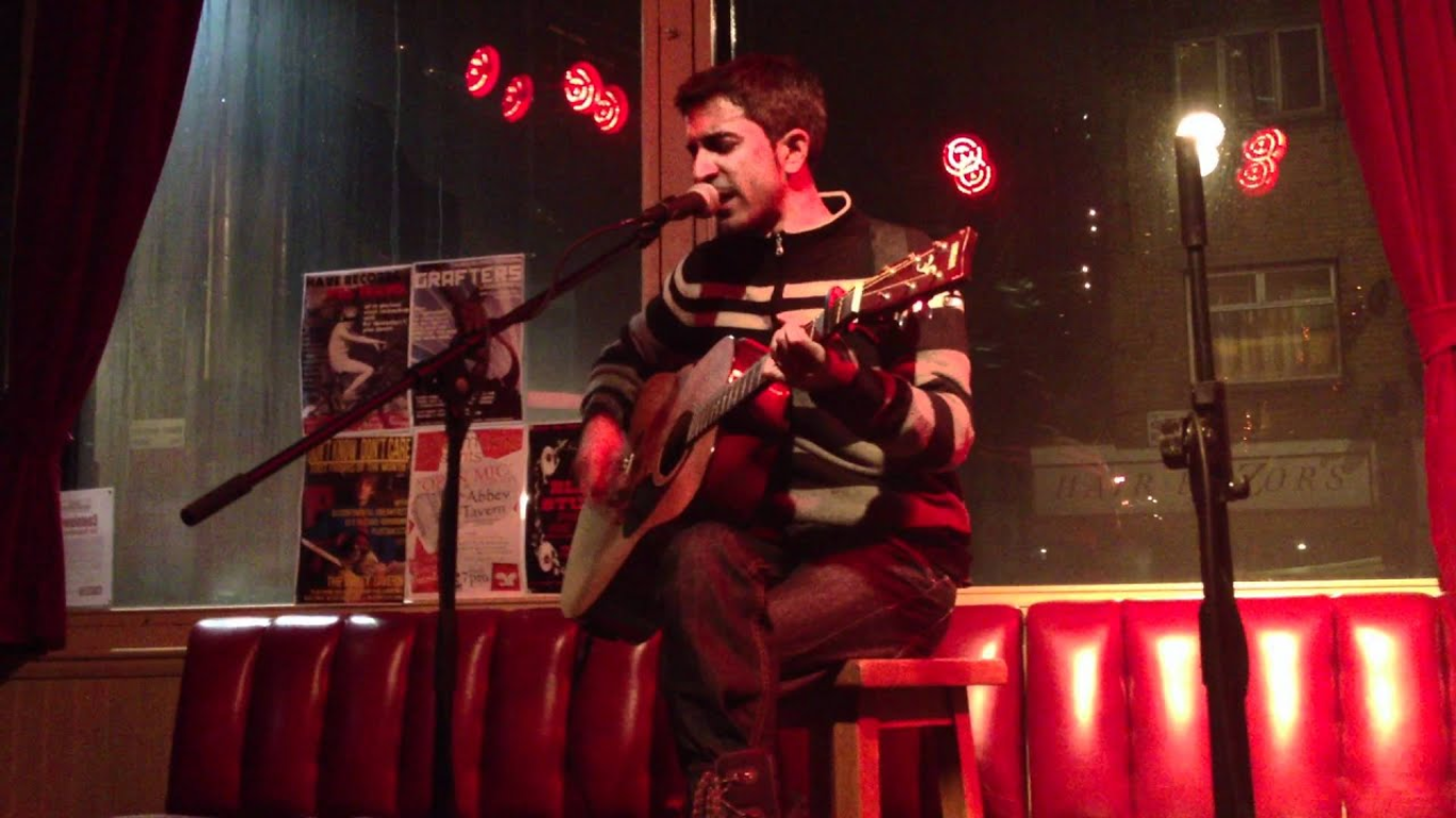 Sajid Akbar performing