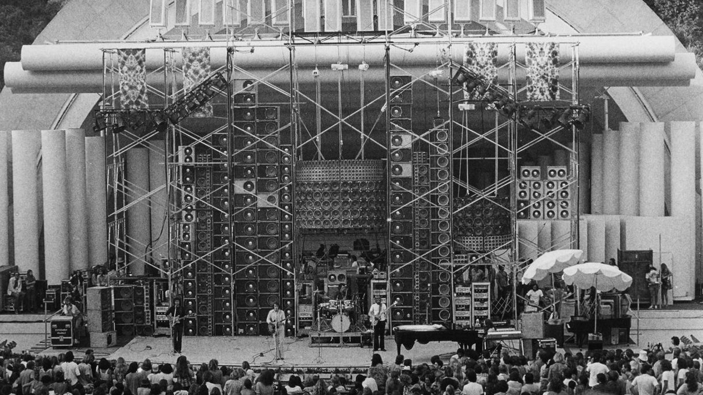 Wall of Sound concert Black and white
