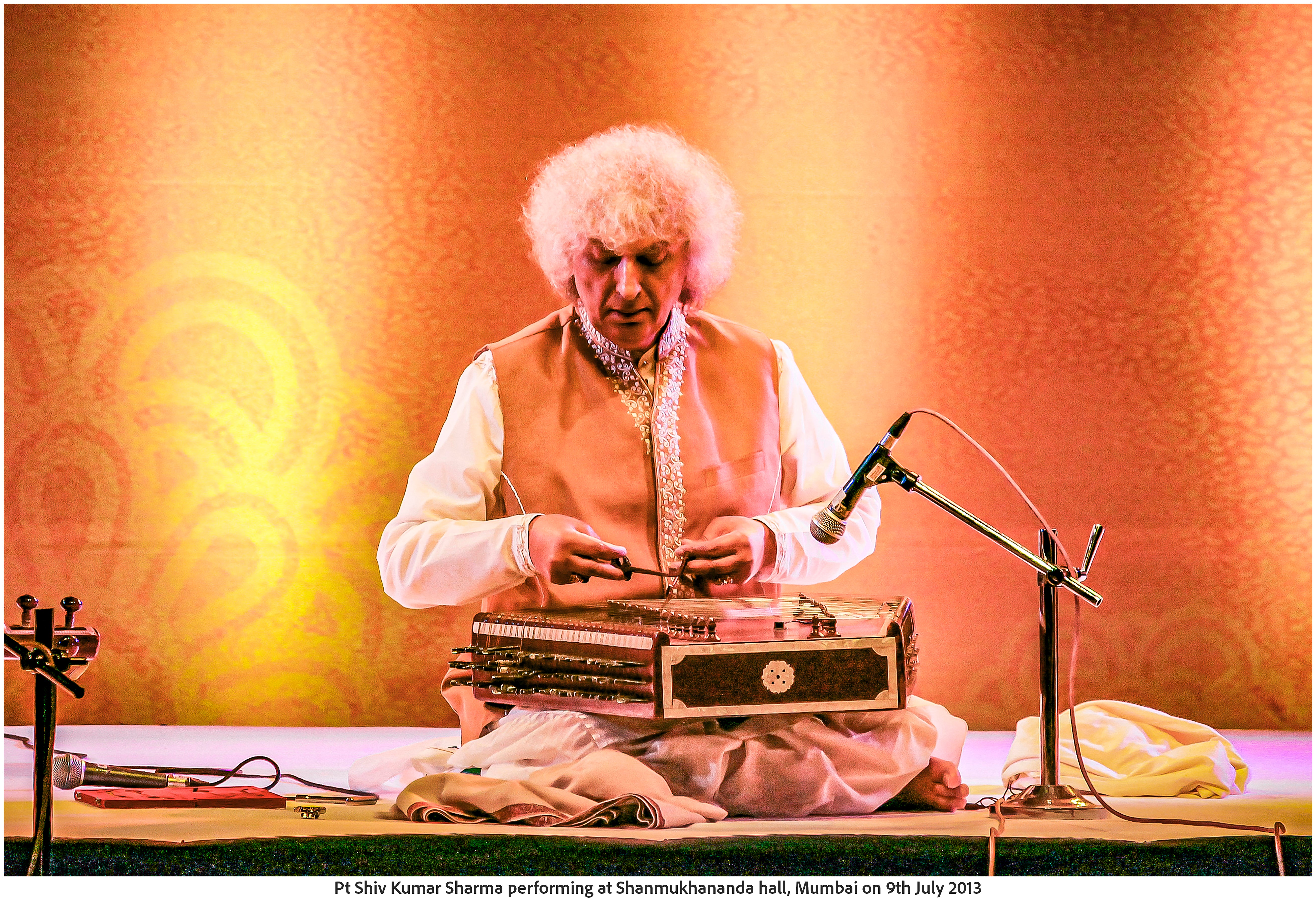 Pt Shiv Kumar Sharma performing at Shanmukhananda hall, Mumbai on 9th July 2013 (Photo Frame)