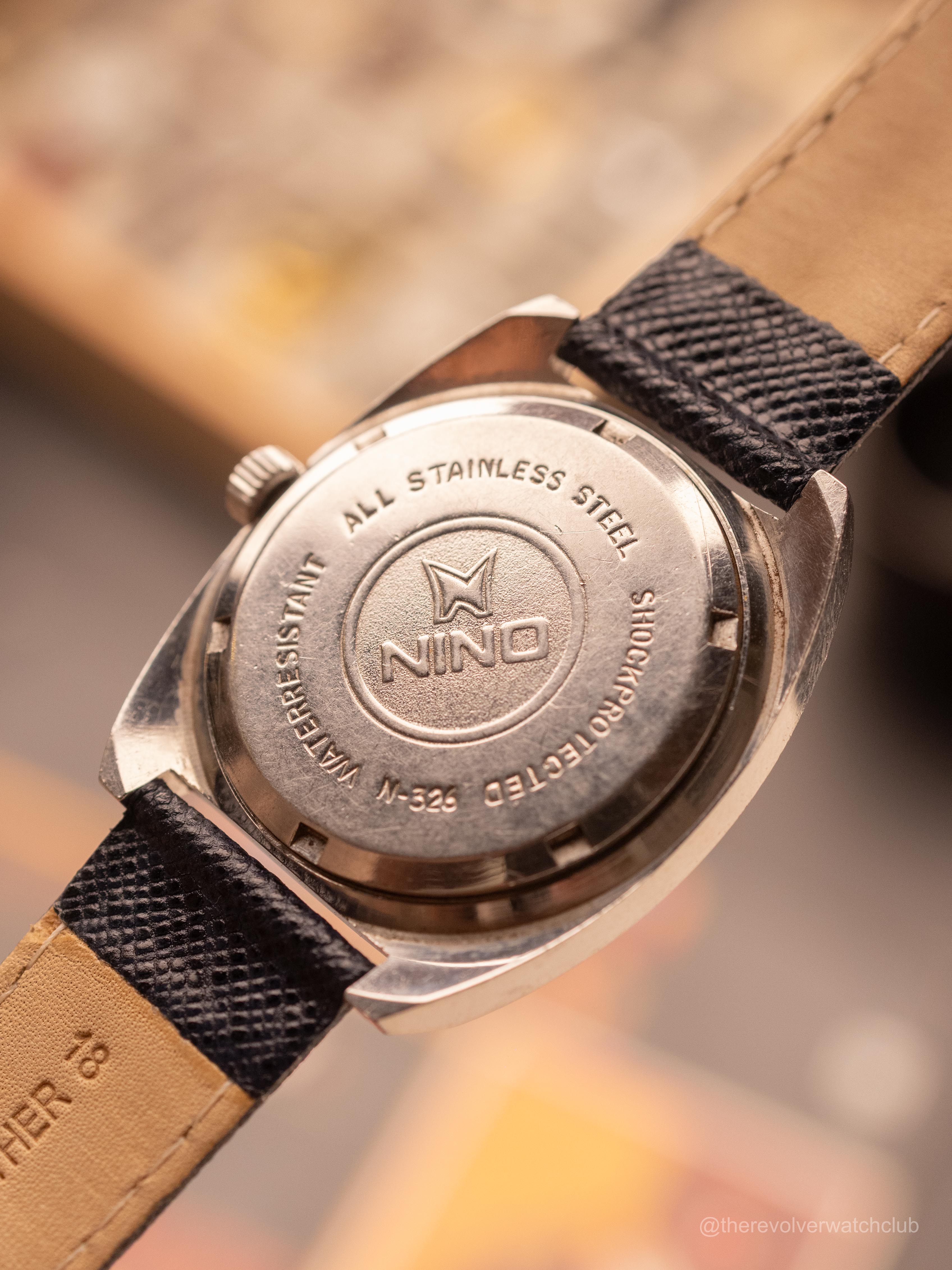 邦楽 nino This vintage Nino Swiss automatic stands out with its green fumé