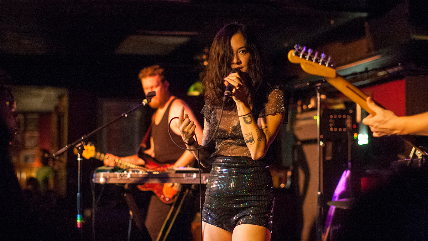 pop-star-singer-band-guitars-mic