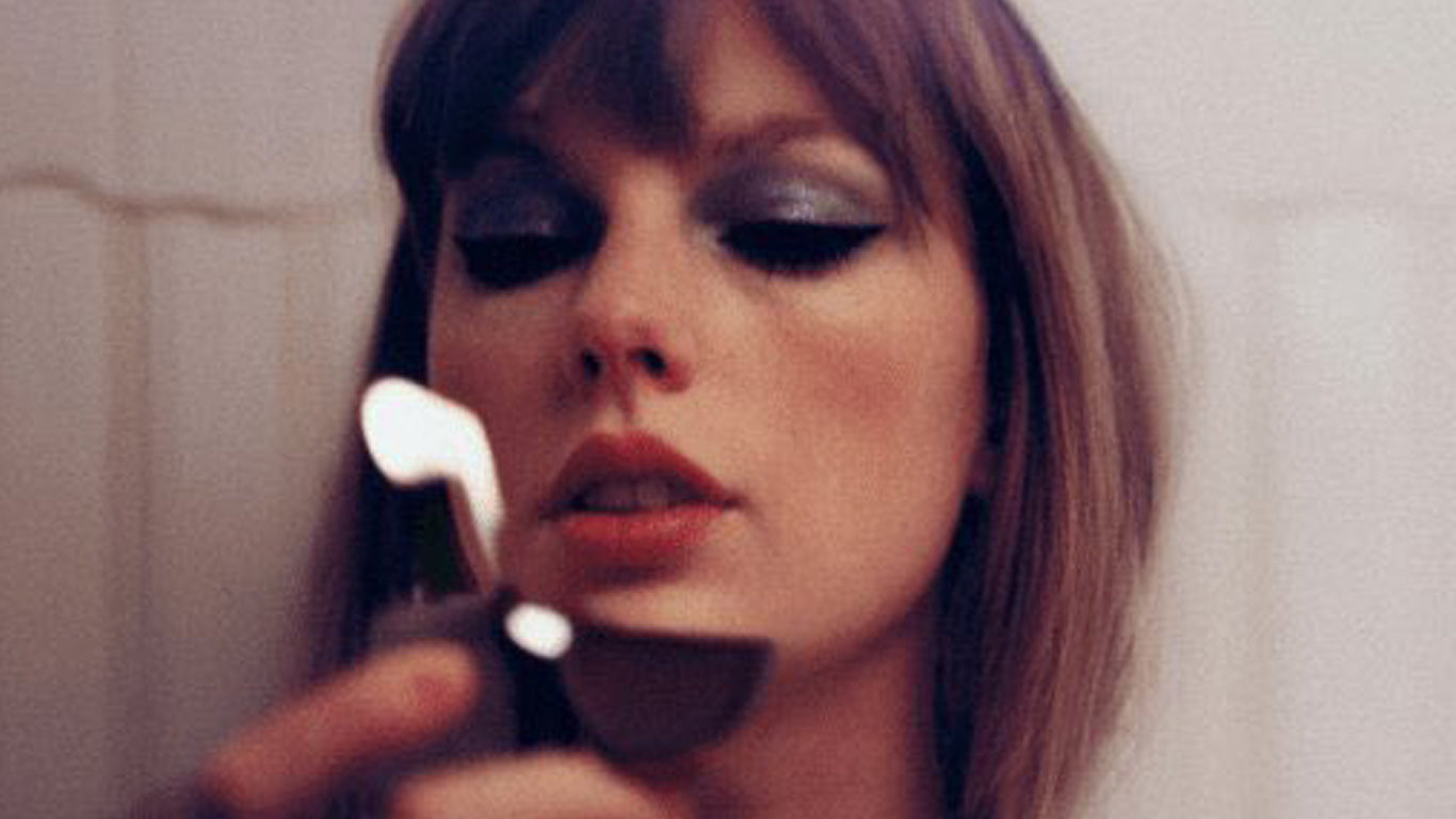 Vinyl Sales Surpass CDs For The First Time Since 1987, Thanks To "Midnights" by Taylor Swift