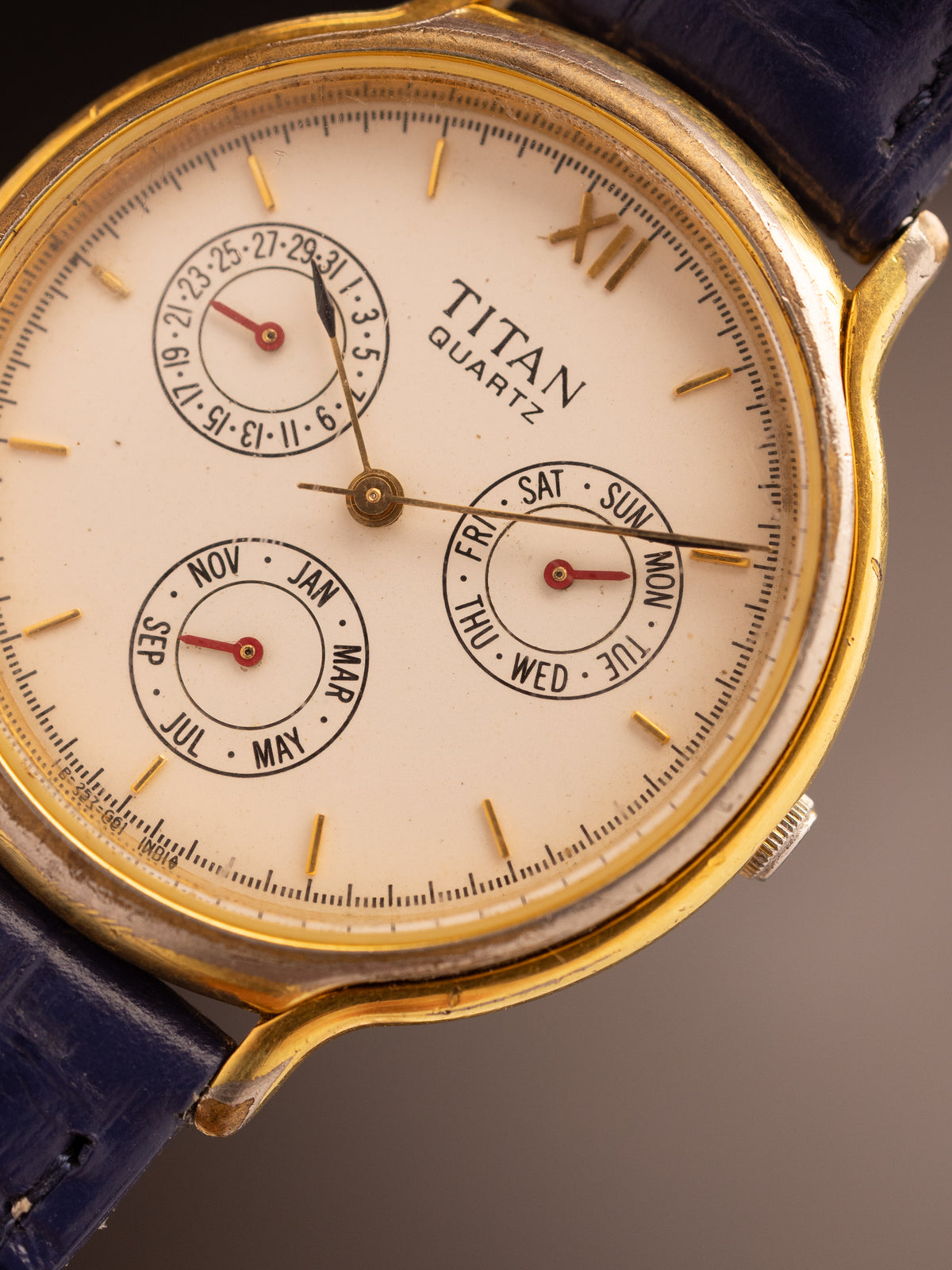 Titan Triple Calendar Vintage White Dial ( 257A-06 55 ) Rare