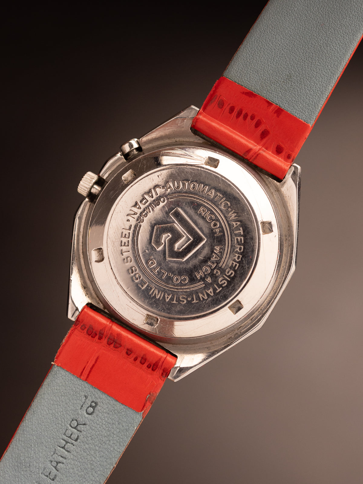Ricoh 9 Automatic Geometric Case Red Strap ( 061432 )
