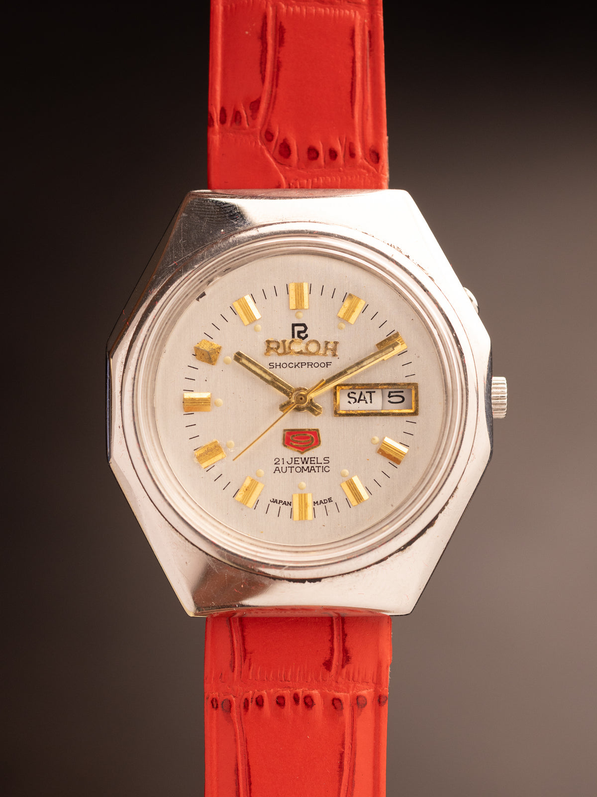 Ricoh 9 Automatic Geometric Case Red Strap ( 061432 )
