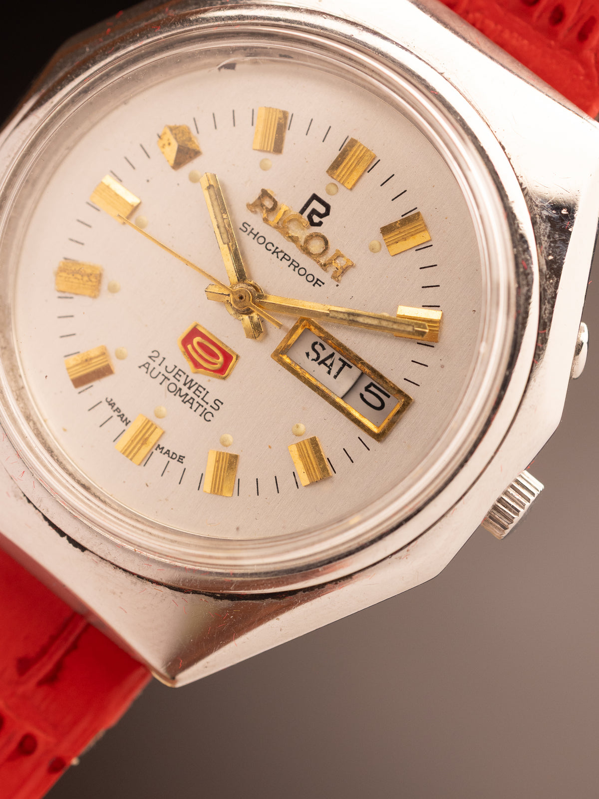Ricoh 9 Automatic Geometric Case Red Strap ( 061432 )