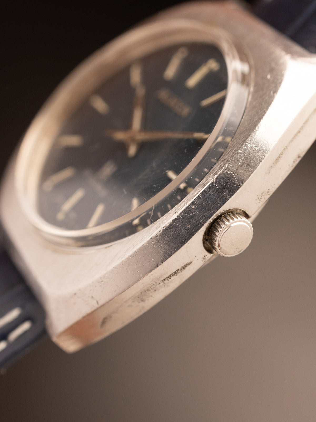 Allwyn Manual Wind 17 Jewels Blue Dial Tonneau Case ( Y380-8020 )