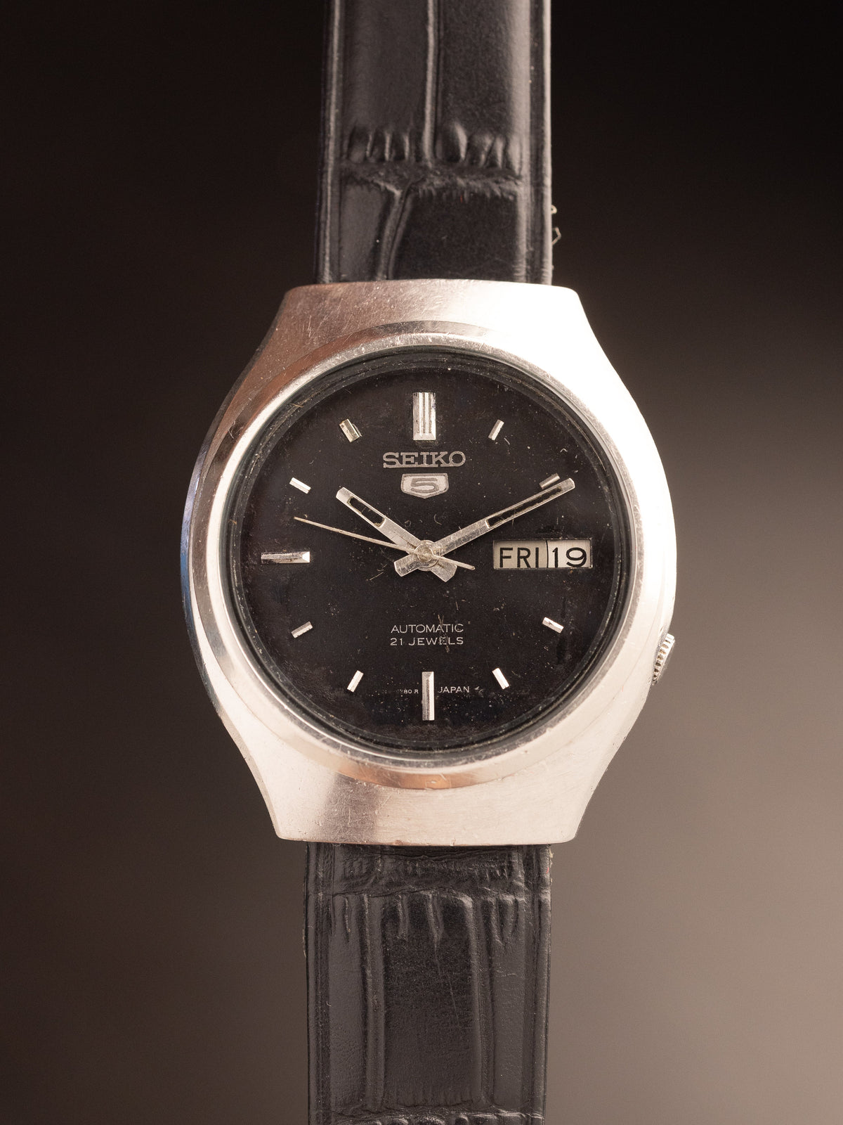 Seiko 5 Automatic Tonneau Case Black Strap 811195 ( 7019-7400 )