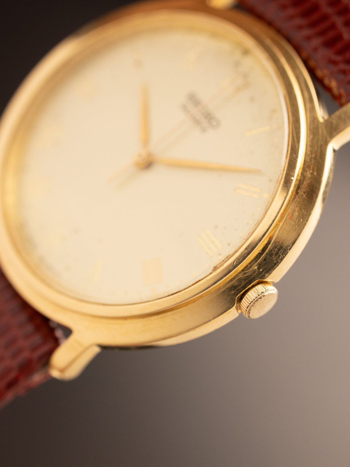 Seiko Gold 421618 WP (Ref. 7N01-8041) (35mm; Quartz)