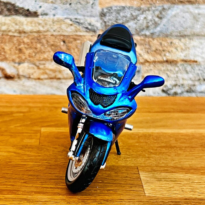 Bburago - 1 : 18 Diecast Scale Model -  Official Licensed Product - Kawasaki Ninja ZX-10R