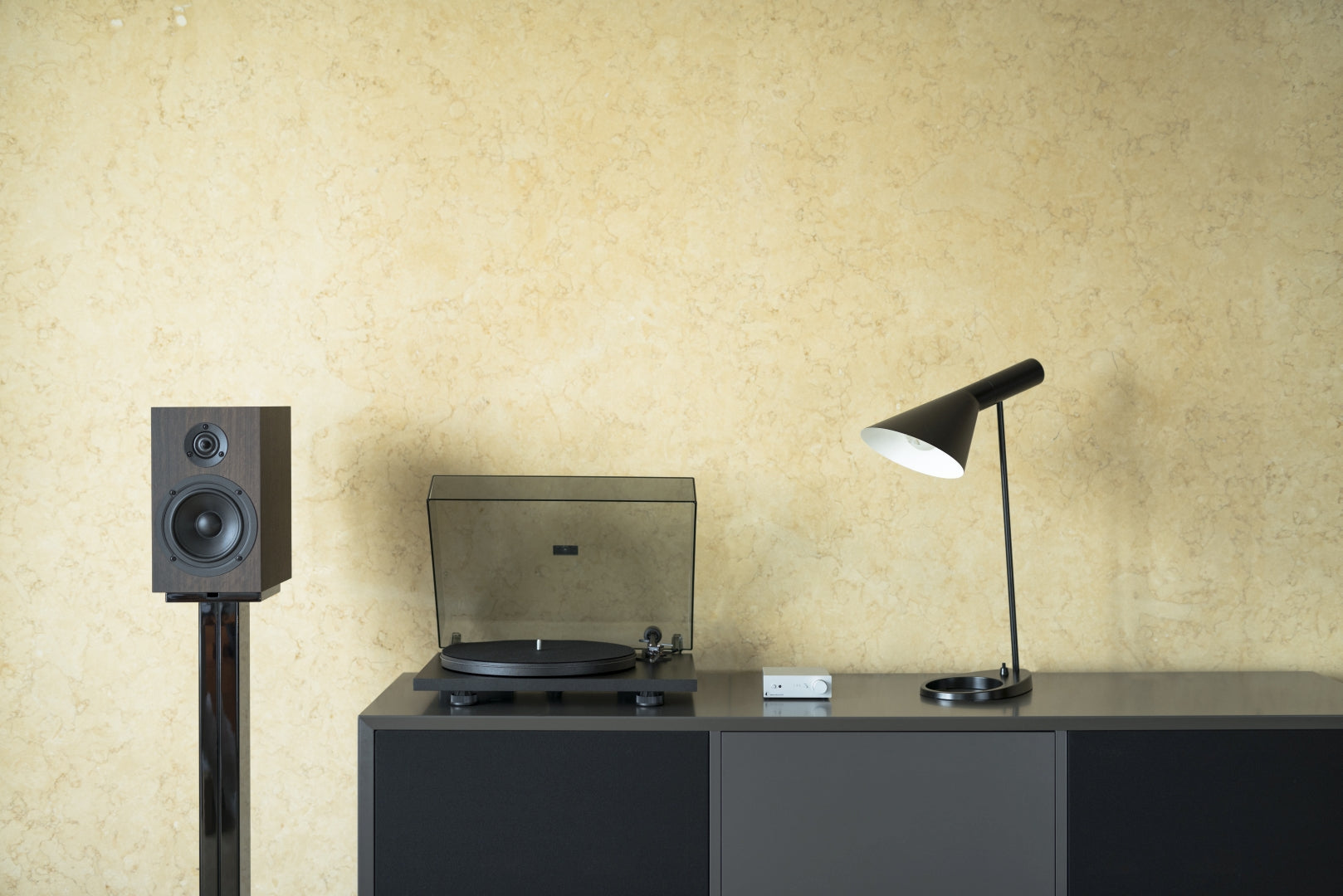 Pro-Ject Primary E (OM5e) [Phono Pre-Amp Needed]